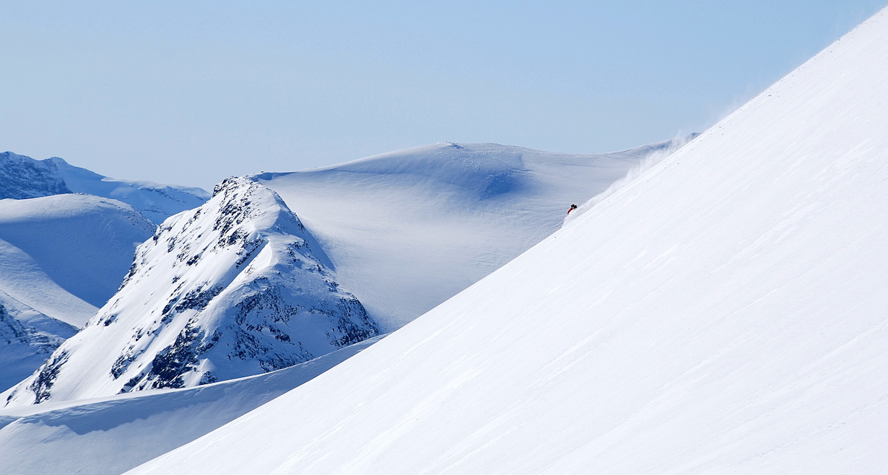 Leirvassbu er et skattkammer for folk på jakt etter de store skiopplevelsene. Her er det Visbretindens bratte sørside som kjøres i dyp puddersnø. Leirvassbu er et skattkammer for folk på jakt etter de store skiopplevelsene. Her er det Visbretindens bratte sørside som kjøres i dyp puddersnø.