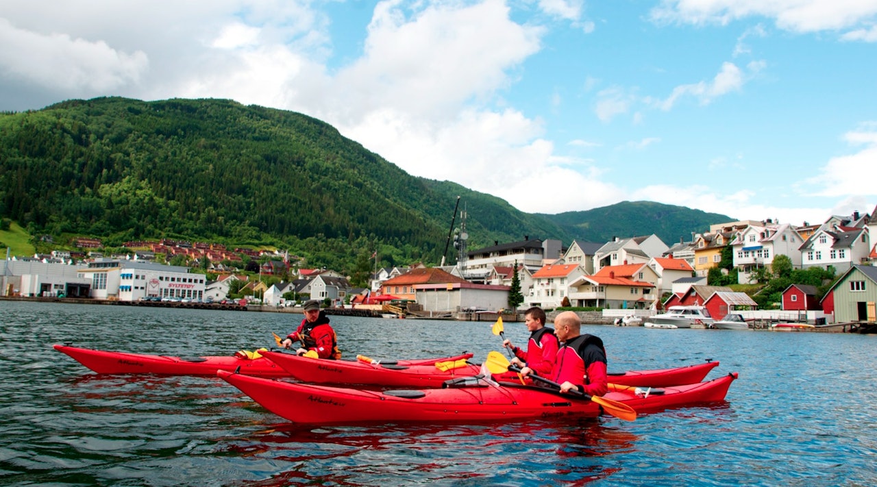På rekke og rad ligg desse store klossane langs fjorden – dei gir ikkje noko godt inntrykk av den fine strandsona som Sogndal er kry over – nemleg Fjørao. Foto: Sigrid Henjum På rekke og rad ligg desse store klossane langs fjorden – dei gir ikkje noko godt inntrykk av den fine strandsona som Sogndal er kry over – nemleg Fjørao. Foto: Sigrid Henjum