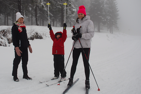 Disa, Henrik og Amelie kommer fra Stockholm og synes det var helt greit endelig å få oppleve "kollendimman". I Stockholm legges kunstsnø rundt slottet for at man skal kunne gå på ski, så de misunner oss skimulighetene vi har i Oslomarka. Disa, Henrik og Amelie kommer fra Stockholm og synes det var helt greit endelig å få oppleve "kollendimman". I Stockholm legges kunstsnø rundt slottet for at man skal kunne gå på ski, så de misunner oss skimulighetene vi har i Oslomarka.