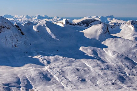 Børtindan, med Ryptinden i midten, sett fra nordøst. Foto: Torgeir Kjus. / Trygge toppturer.