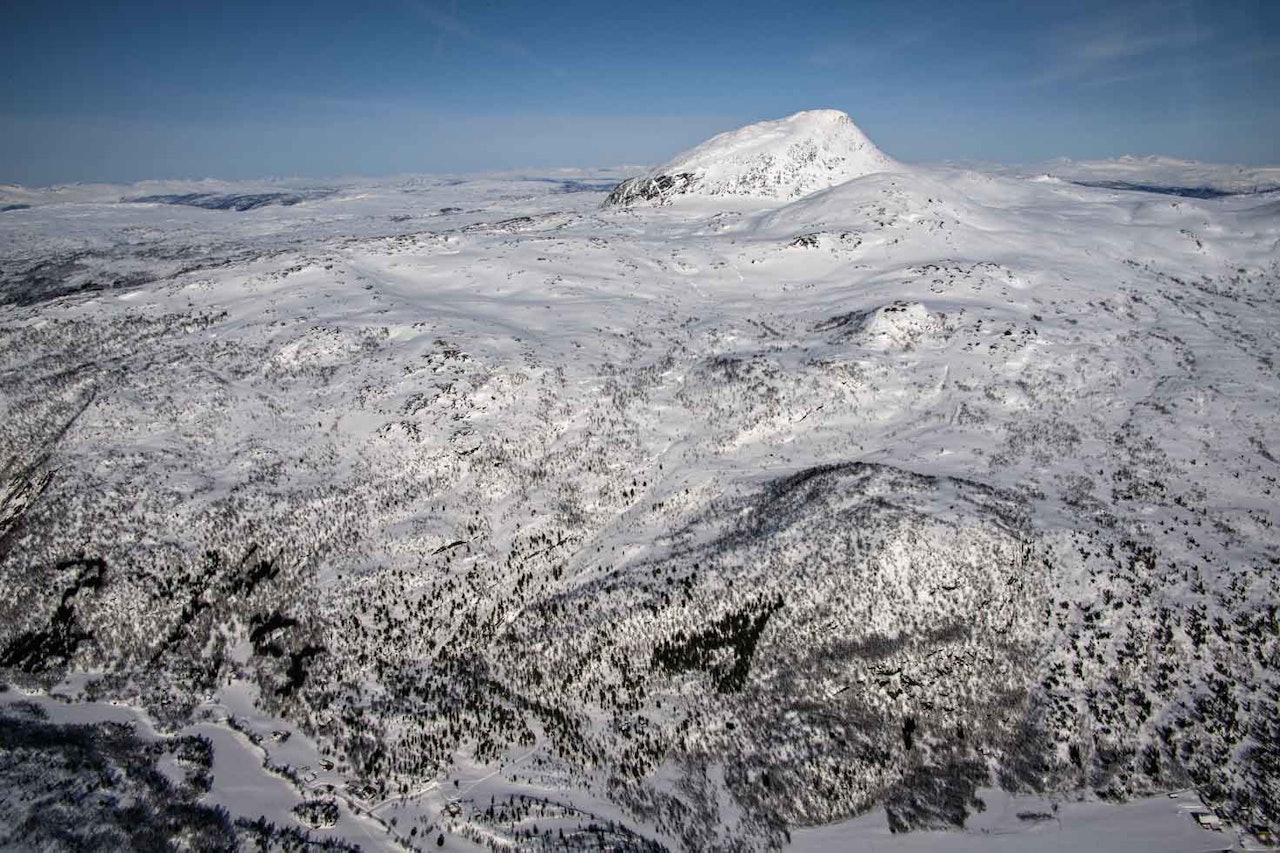 Stortuva sett fra sørvest. I bakgrunnen ruver Ramsgjeltinden (1234 moh). Foto: Torgeir Kjus. / Trygge toppturer.