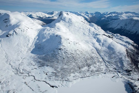 Sunndalsnipa sett fra sørvest. Toppen til venstre er Eidskyrkja. Foto: Håvard Myklebust. / Trygge toppturer.