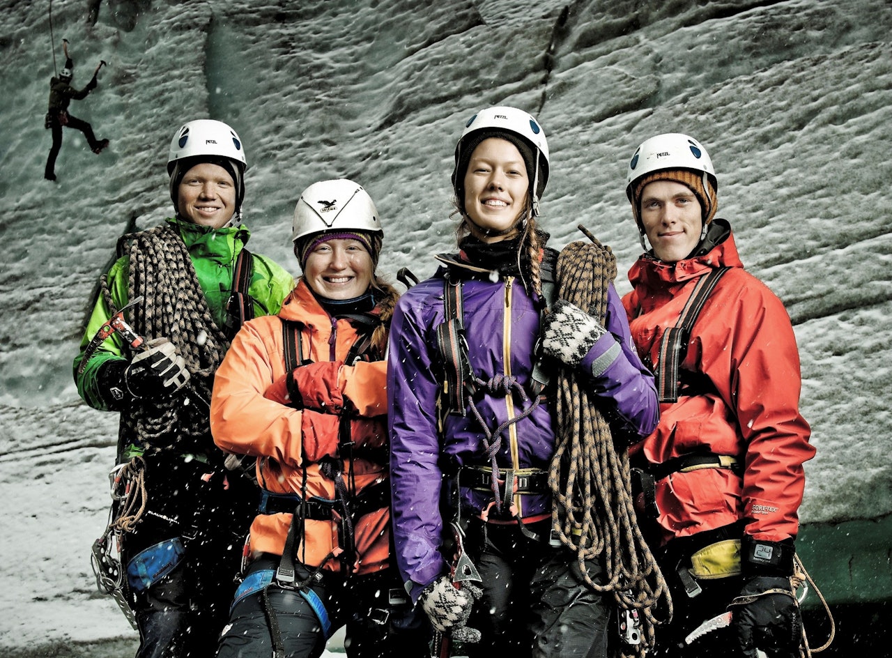 På friluftslivstudier kan lesesalen like gjerne være på Haugabreen, som innendørs. Foto: David Zadiq / Nordfjord folkehøgskule På friluftslivstudier kan lesesalen like gjerne være på Haugabreen, som innendørs. Foto: David Zadiq / Nordfjord folkehøgskule