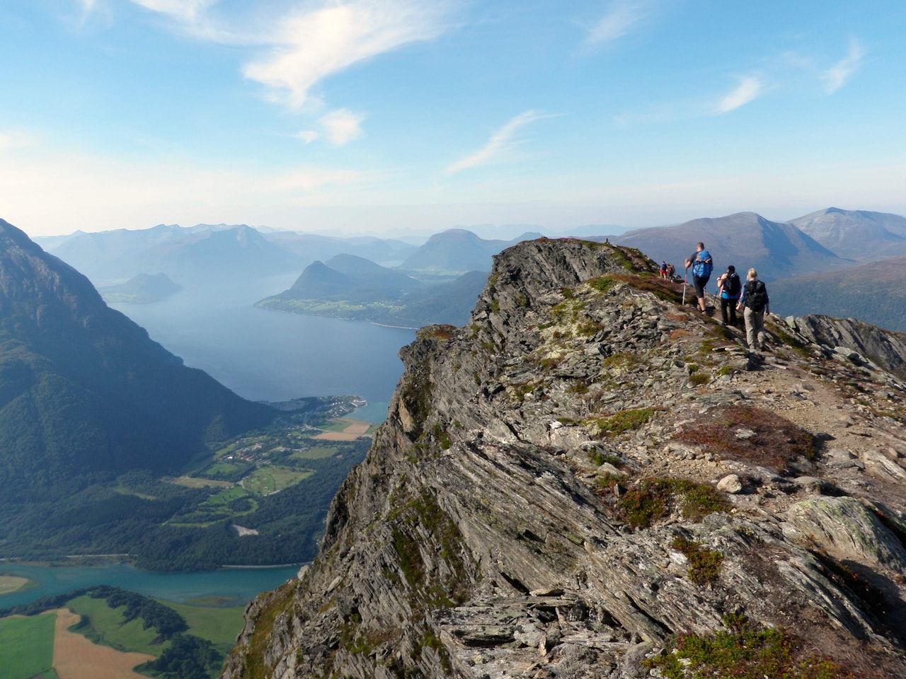 Romsdalseggen gir deg høydefølelse og fin sti. Romsdalseggen gir deg høydefølelse og fin sti.