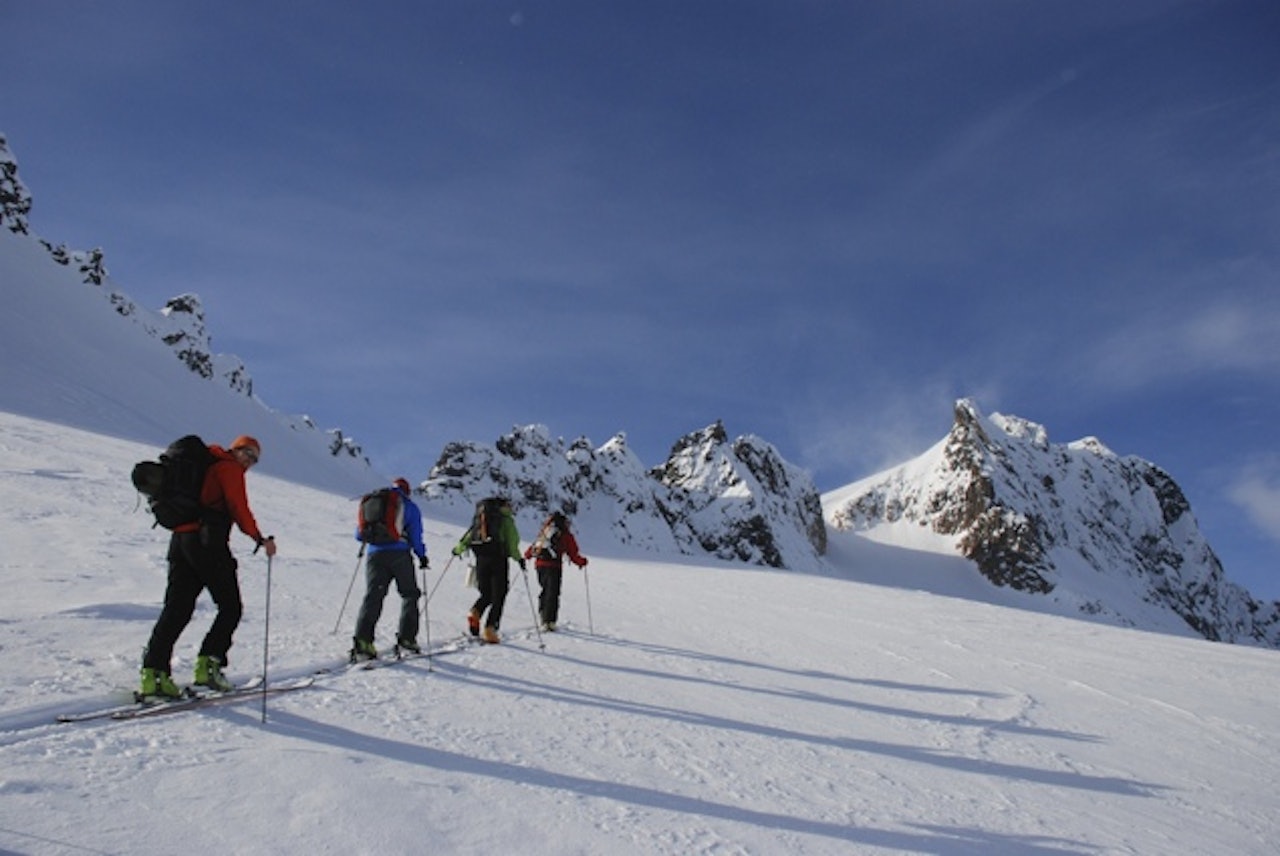 På skredkurs lærer du å ferdes tryggest mulig på vintersnø. Foto: Nils Nielsen På skredkurs lærer du å ferdes tryggest mulig på vintersnø. Foto: Nils Nielsen