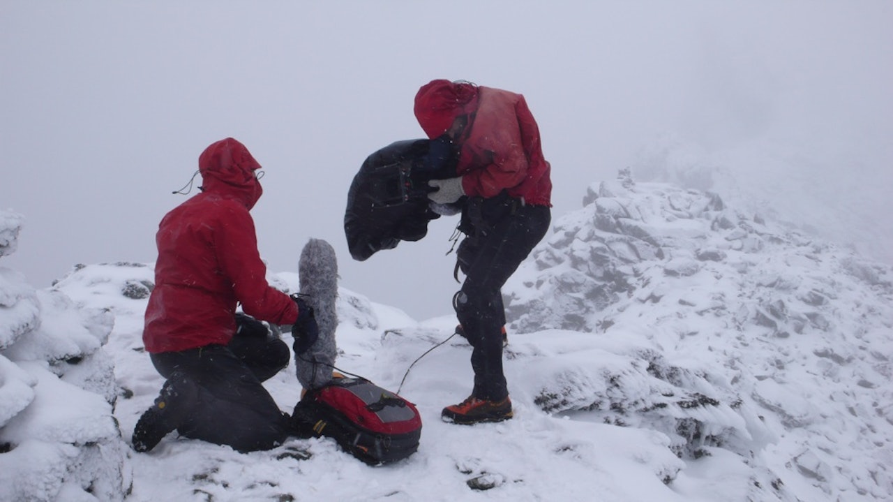 Programleder Ingrid Langeland Olderbakk og fotograf Torje Bjellaas på opptak på Dyrhaugsryggen. Programleder Ingrid Langeland Olderbakk og fotograf Torje Bjellaas på opptak på Dyrhaugsryggen.