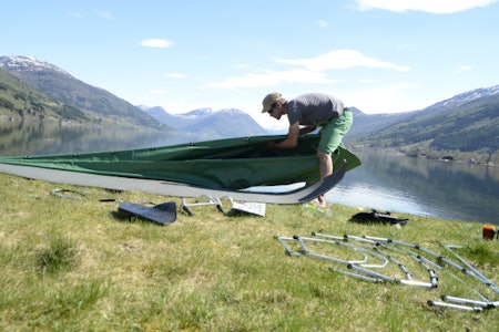 BEREGN LITT TID: Sammenleggbar kano er genialt, men første gangen kan det være greit å beregne litt tid. Foto: Sandra L. Wangberg sette sammen kano ally