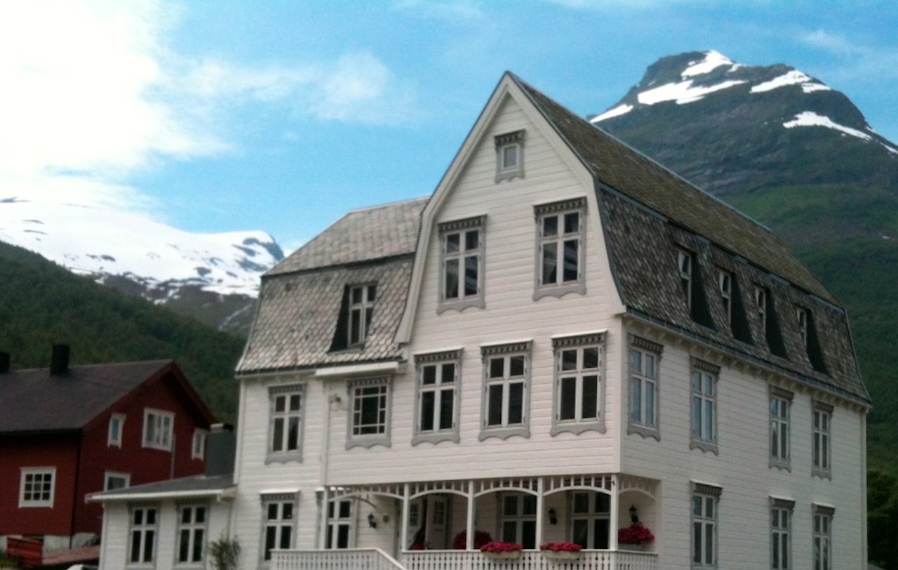 MIDT I SMØRØYET: Villa Norangdal ligger midt mellom noen av Sunnmøres vakreste fjell, og det lille hotellet mellom Hellesylt og Hjørundfjorden har en 125 år gammel historie. Etter å ha vært stengt i drøyt 40 år,  gjenåpnet hotellet i Norangdal for tre år siden etter omfattende restaurering. Foto: VILLA NORANGDAL villa norangdal sunnmøre