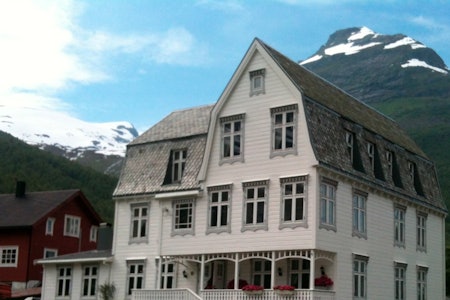 MIDT I SMØRØYET: Villa Norangdal ligger midt mellom noen av Sunnmøres vakreste fjell, og det lille hotellet mellom Hellesylt og Hjørundfjorden har en 125 år gammel historie. Etter å ha vært stengt i drøyt 40 år,  gjenåpnet hotellet i Norangdal for tre år siden etter omfattende restaurering. Foto: VILLA NORANGDAL villa norangdal sunnmøre