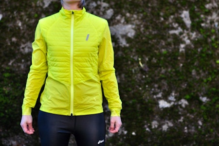 SIGNALGUL: Dæhlie Jacket Winter Run er en minimalistisk jakke med foret front og luftig rygg. Ikke best i regnvær, men fin i tørr kulde.  Dæhlie Jakcet Winter Run