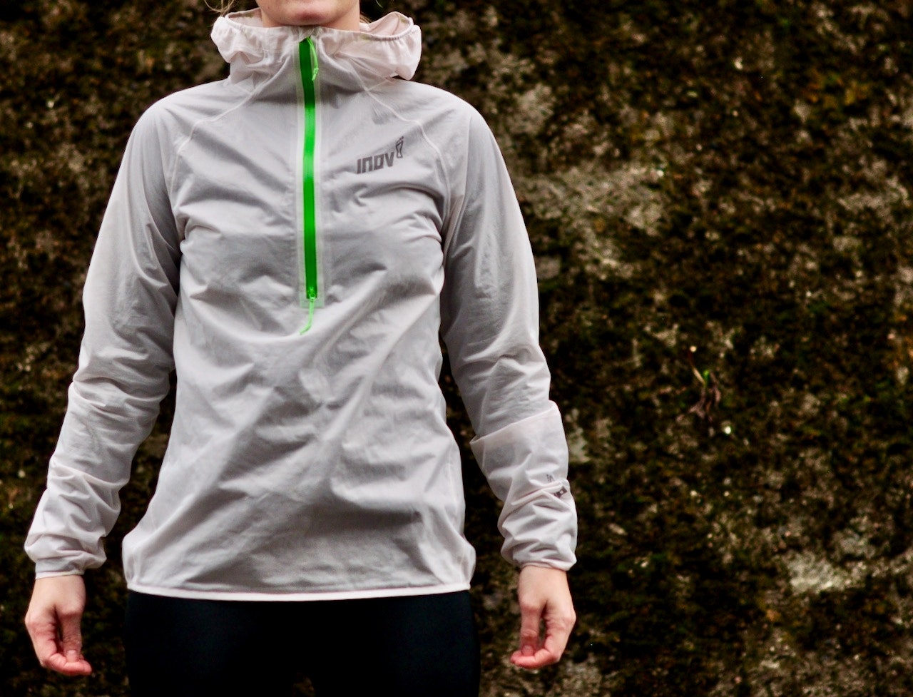 TIL BEINET: Inov8 UltraShell Waterproof er en superlett jakke nesten helt uten vektøkende funksjoner og detaljer. Inov8 Ultrashell Waterproodf