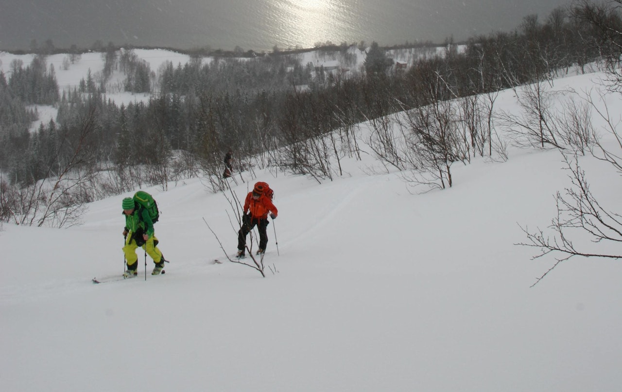 VÆR OPPMERKSOM: Det er like viktig å gjøre skredvurdering i kjent terreng. Været kan snu på kort tid, og gi deg overraskelser. Foto: Håvard Lium VÆR OPPMERKSOM: Det er like viktig å gjøre skredvurdering i kjent terreng. Været kan snu på kort tid, og gi deg overraskelser. Foto: Håvard Lium