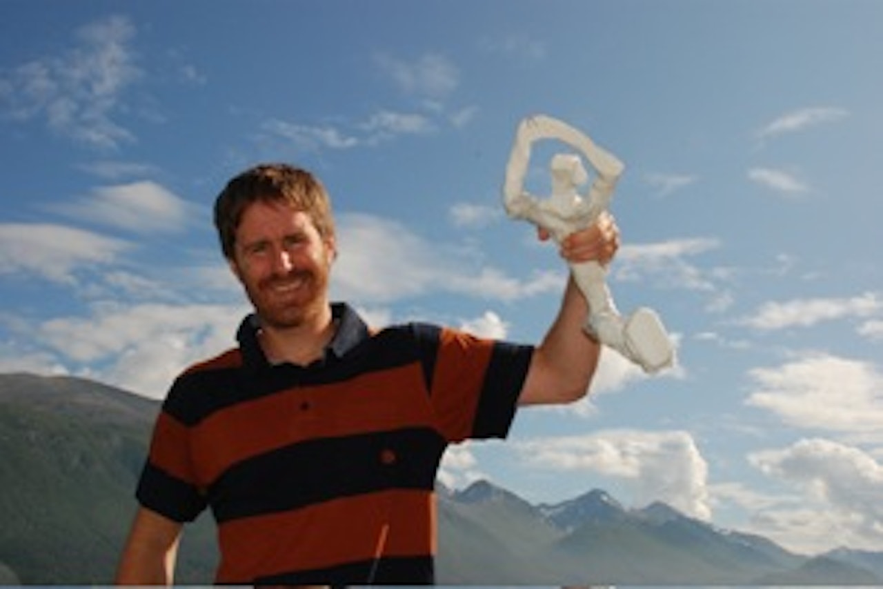 Ansvarlig redaktør Erlend Sande i Fri Flyt med "Årets Fjellgeit 2009". Foto: Stein P Aasheim Ansvarlig redaktør Erlend Sande i Fri Flyt med "Årets Fjellgeit 2009". Foto: Stein P Aasheim
