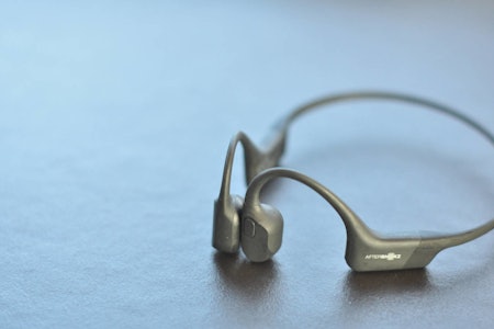 AFTERSHOKZ AEROPEX: Gir deg lyd rett inn i hodet gjennom kinnbeinet. Smarte og praktiske øretelefoner.  Foto: Øyvind Aas Aftershoz aeropex øretelefoner