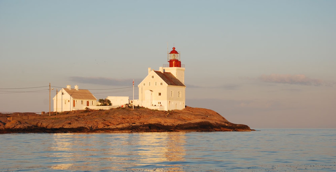 Fra neste år kan du overnatte på idylliske Lyngør Fyr. Foto: Øyvind Waitz Fra neste år kan du overnatte på idylliske Lyngør Fyr. Foto: Øyvind Waitz