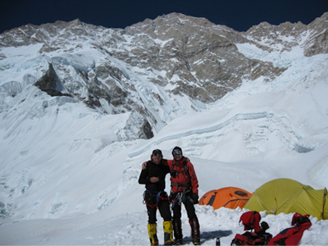 Jon Gangdal og Mattias Karlsson i Camp 1 på 6000 meter. Jon Gangdal og Mattias Karlsson i Camp 1 på 6000 meter.