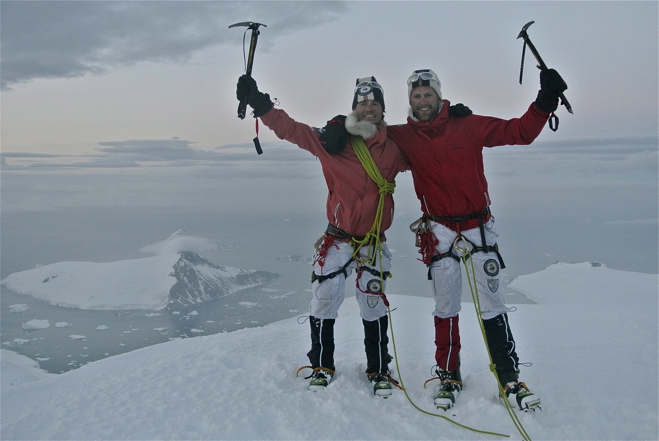 En drøm gikk i oppfyllelse da Jørgen Amundsen (t.v) og Erik Friis førstebesteg et fjell i Antarktis, som en hyllest til Amundsen. Foto: Amundsen Sports