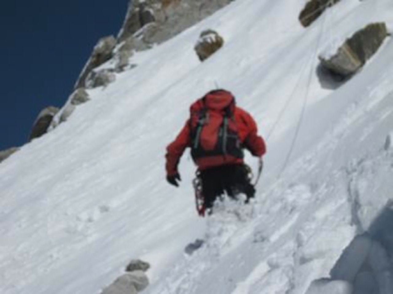 Mattias i nysnøen på Kangchenjunga. Foto: Gangdal.com Mattias i nysnøen på Kangchenjunga. Foto: Gangdal.com