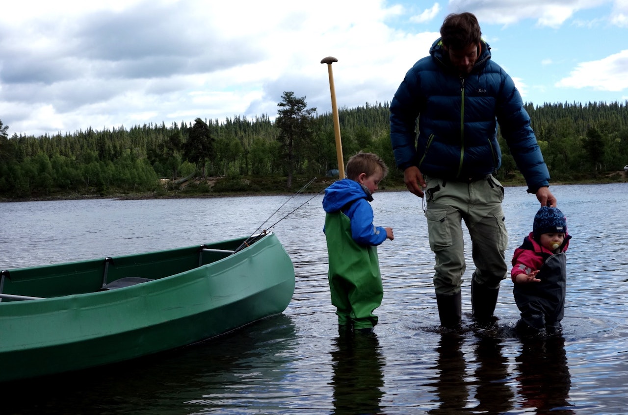 TØRR PÅ TUR: På kanotur er det en del mindre å tenke på når barna er tørre hele veien. 