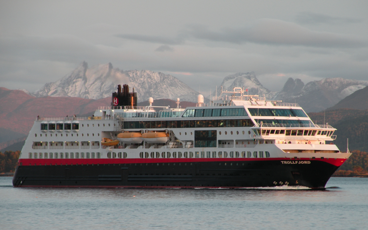 «Trollfjord» blir den første av hurtigruteskipene som får teste Hjørundfjorden. Begivenheten skjer søndag 16. september. Her er skipet fotografert i Moldefjorden. «Trollfjord» blir den første av hurtigruteskipene som får teste Hjørundfjorden. Begivenheten skjer søndag 16. september. Her er skipet fotografert i Moldefjorden.