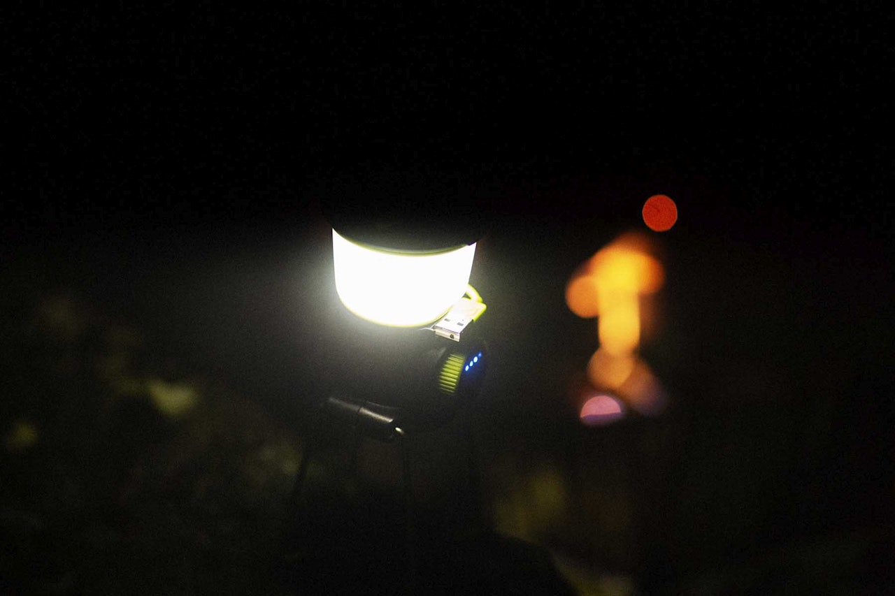 LYSER OPP: Når det er mørkt i skogen og bål ikke er et alternativ, setter man ekstra pris på at man husket å ta med lykt. Alle foto: Kristoffer H. Kippernes LYSER OPP: Når det er mørkt i skogen og bål ikke er et alternativ, setter man ekstra pris på at man husket å ta med lykt. Alle foto: Kristoffer H. Kippernes