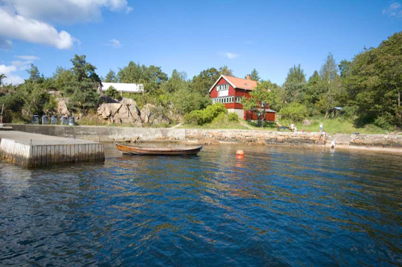 Hytta Ommen ligger idyllisk til på Nesoddlandet, og inngår i Kystleden. Foto: Oslo Friluftsråd Hytta Ommen, Nesoddlandet Kystleden. Foto: Oslo Friluftsråd