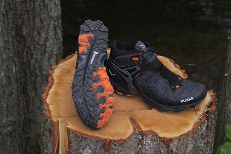 KRAFTIG, MEN LETT: Salewa MS Ultra Mid Flex er stivere og grovere enn joggeskoene i denne testen. Salewa MS Ultra Mid Flex