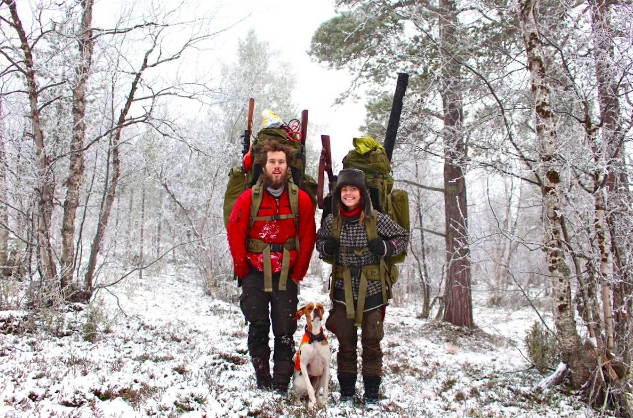 LEVER UTE: Ekteparet Andreas og Elise Theoline Skagøy realiserer en drøm de har hatt siden de giftet seg for to år siden. Sammen med pointeren Tuva (1,5) oppholder de seg i utvalgte villmarksområder og lever friluftslivet over lange perioder. Foto: Privat LEVER UTE: Ekteparet Andreas og Elise Theoline Skagøy realiserer en drøm de har hatt siden de giftet seg for to år siden. Sammen med pointeren Tuva (1,5) oppholder de seg i utvalgte villmarksområder og lever friluftslivet over lange perioder. Foto: Privat