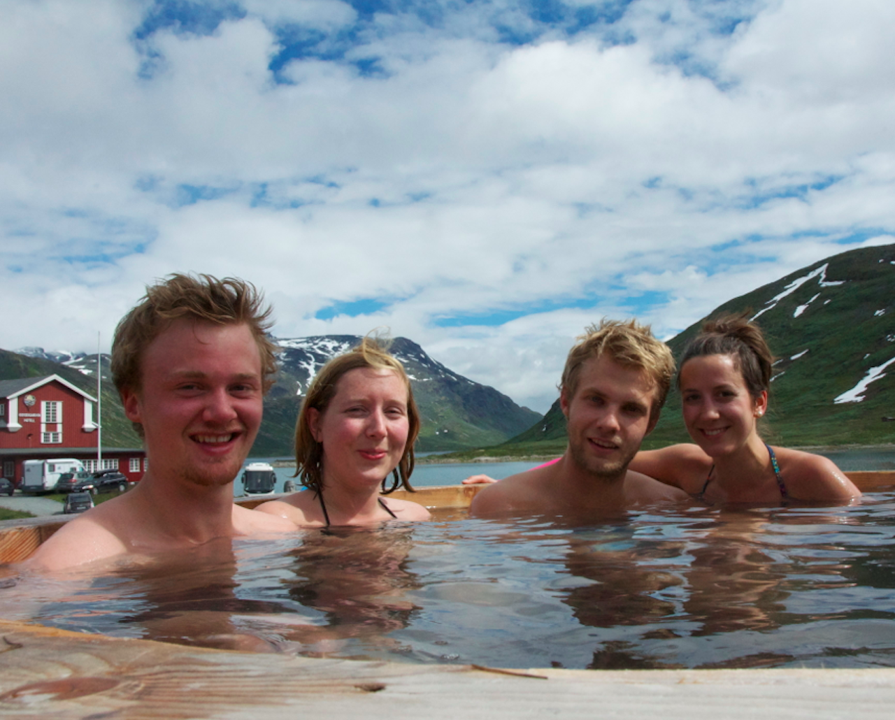 Badestampen først. Men i morgen blir det fjelltur på f.v: Hans Kristian Ryttersveen (23), Therese Høstad (23), Henrik Brynthe Lund (23) og Idun Fivelstad (24). Foto: Gunhild Aaslie Soldal Badestampen først. Men i morgen blir det fjelltur på f.v: Hans Kristian Ryttersveen (23), Therese Høstad (23), Henrik Brynthe Lund (23) og Idun Fivelstad (24). Foto: Gunhild Aaslie Soldal