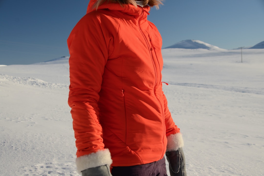 North Face Ventrix Hoodie: Isolasjonsjakke ment for bevegelse North Face Ventrix Hoodie rød isolasjonsjakke
