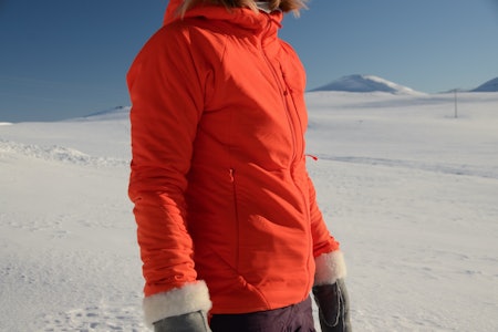 North Face Ventrix Hoodie: Isolasjonsjakke ment for bevegelse North Face Ventrix Hoodie rød isolasjonsjakke