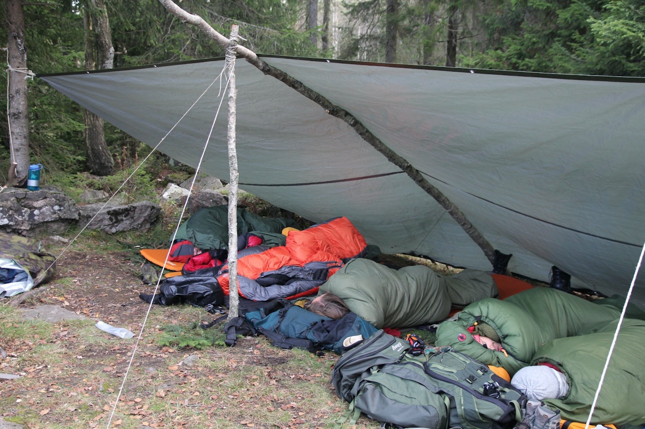 IKKE KOMPLISERT: Det går fint an å lage gapahuk med færre stokker. Her har vi laget en stor variant med bare to stokker i midten, to trær og ellers bare brukt tau for å holde konstruksjonen opp. slik lager du gapahuk