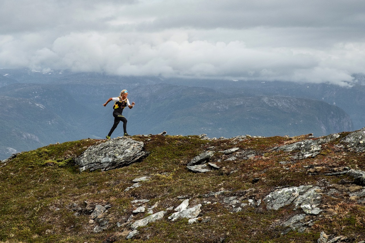 KOM I GANG MED FJELLØPING: Malene Haukøy er en av Norges mest profilerte fjelløpere. Her fra da hun løp Sognefjorden på langs sist sommer. Foto: Håvard Nesbø