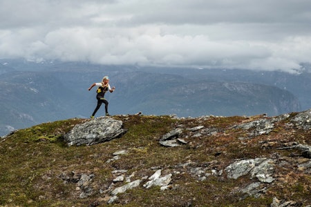 KOM I GANG MED FJELLØPING: Malene Haukøy er en av Norges mest profilerte fjelløpere. Her fra da hun løp Sognefjorden på langs sist sommer. Foto: Håvard Nesbø