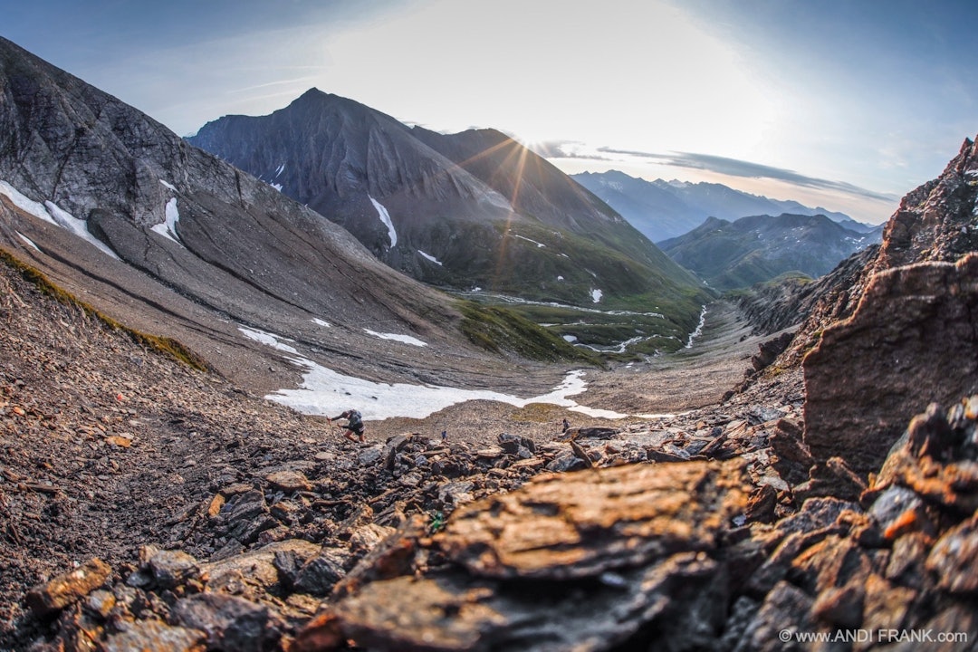 Været snudde, og ved soloppgang kring klokka 04.00 befant eg meg i på eit magisk pass ca. 4 mil ut i løypa. Himmelen var raud, fjella eviglange og spisse. Alt var perfekt, og nokre minutt der følte eg meg som verdas lukklegaste. (Foto 6) Foto: Andi Frank 