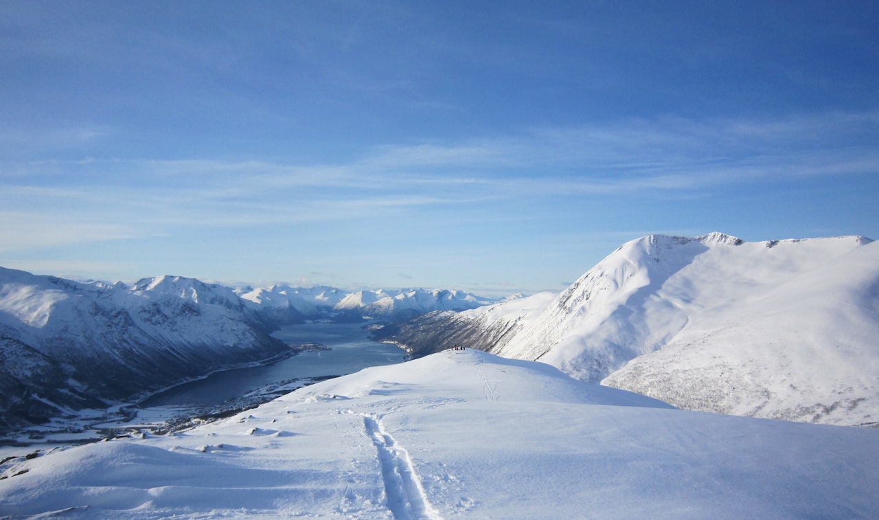 Utsikt over fjellene i området fra Steinberget ved Kirketaket (bilde: Trond Hindenes) Utsikt over fjellene i området fra Steinberget ved Kirketaket (bilde: Trond Hindenes)