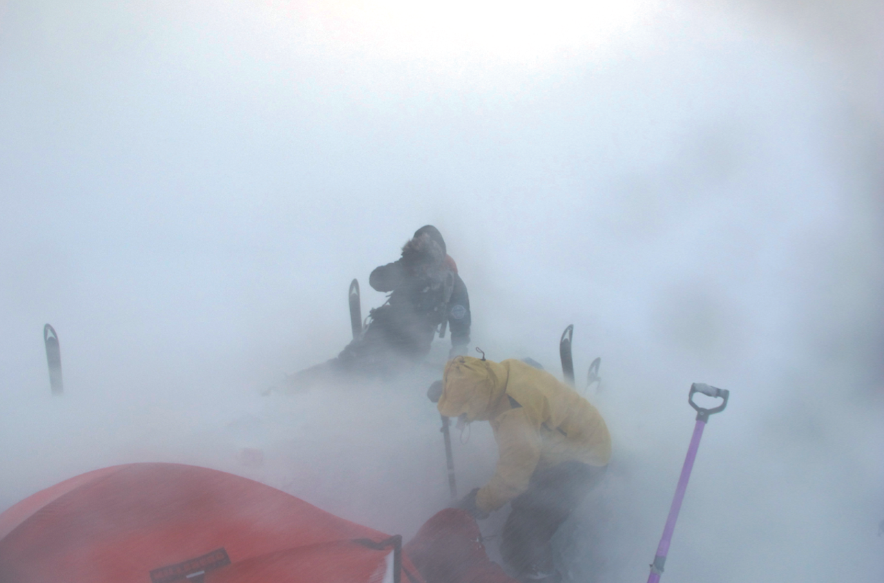 ORKAN PÅ SVALBARD: Ikke et ålreit sted å være. Foto: Sigri Sandberg  vinterfriluftsliv orkan på svalbard