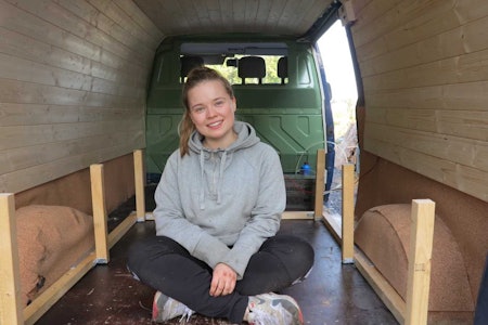 VAN LIFE: Her sitter Amalia i det som skal bli bobilen hennes. 