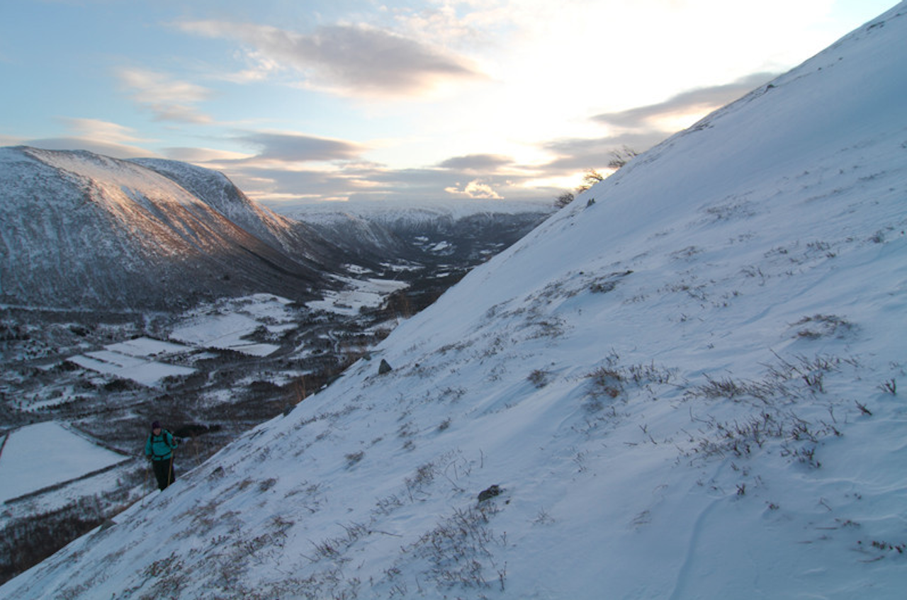 OPPTUR: På vei opp mot Sæthøa, med Storlidalen i bakgrunnen. Foto: Tore Meirik OPPTUR: På vei opp mot Sæthøa, med Storlidalen i bakgrunnen. Foto: Tore Meirik
