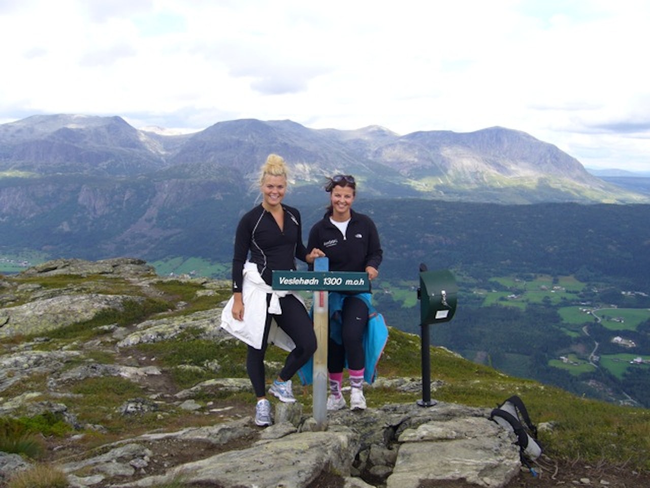 På toppen av Veslehorn (hiking 4) – foto hemsedal.com / Hanne Morud På toppen av Veslehorn (hiking 4) – foto hemsedal.com / Hanne Morud