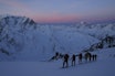 HAUTE ROUTE-ORIGINALEN: Tidlig start på turfølget. Når sola er på vei opp og gløder mot Mont Blanc-massivet, er rosa den fineste fargen. Foto: Nils Nielsen haute route fra chamonix til zermatt