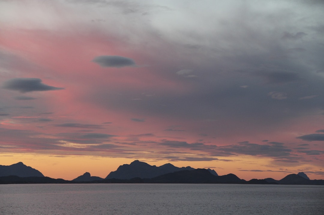 OPP I ØST: Ned i Vesterålen. Foto: Lars Erik Sira solnedgang