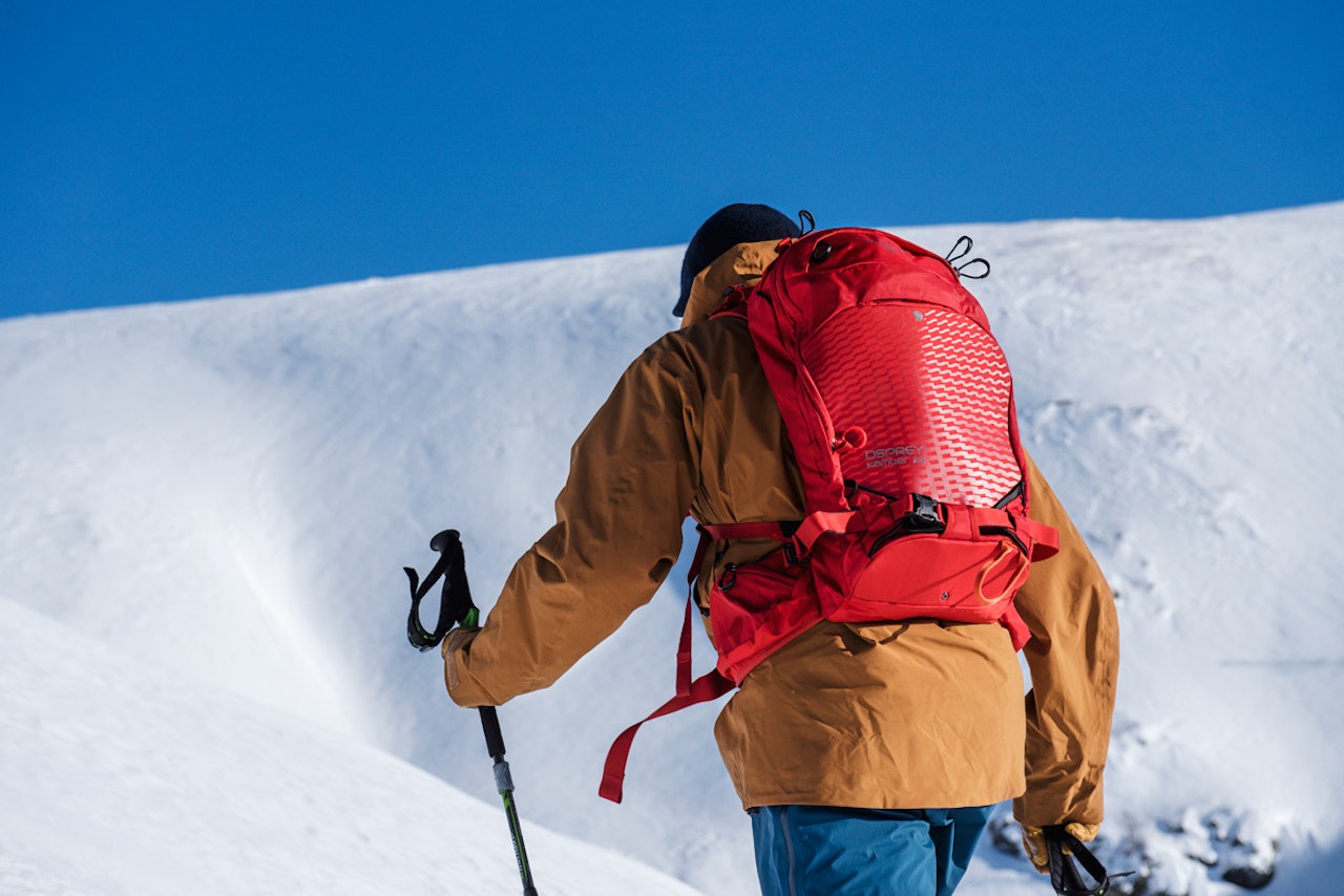 PÅ TESTTUR: Osprey Kamber 22 fungerer strålende både på topptur og i skisenter. Foto: Martin Innerdal Dalen PÅ TESTTUR: Osprey Kamber 22 fungerer strålende både på topptur og i skisenter. Foto: Martin Innerdal Dalen