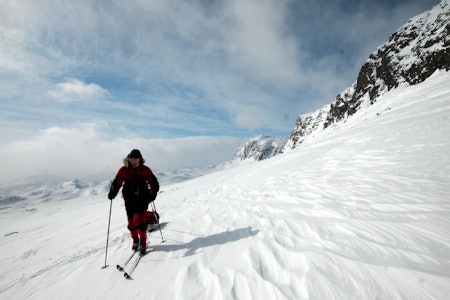 HARDANGERVIDDA: Det er vidt og fint, og ofte mye vær på Hardangervidda. På vårparten er det gode muligheter for fine skidager. Foto: André Spica 