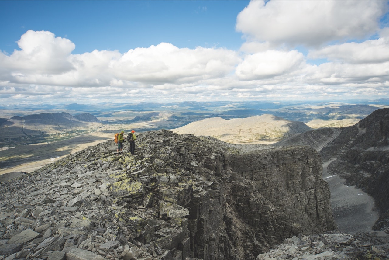 LOKKER OG DRAR: Rondane har vært en magnet på fjellvandrere, kunstnere og andre svermere siden nasjonalromantikerne oppdaget herligheten på 1800-tallet. I dag har toppturer gitt besøket nok et bratt løft. Foto: Maria K. Kleiven fjelltur i rondane
