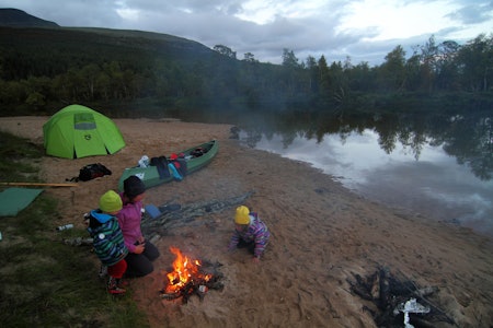 VAKKERT: Det går an å spise middag i slike omgivelser. Selv om bilveien er bare noen hundre meter unna, føltes det som campen vår lå midt i hutiheita. Foto: Tore Meirik kanotur til atnaelva