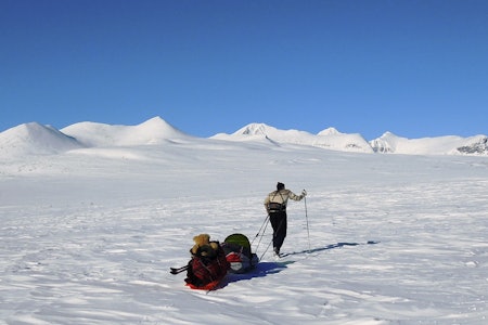 LANGT BORTE: Veslesmeden er en flott topptur som innbyr til skikjøring ned igjen. Kanskje litt mer knot med pulk. Foto: Ole Kristian Bjørnstad LANGT BORTE: Veslesmeden er en flott topptur som innbyr til skikjøring ned igjen. Kanskje litt mer knot med pulk. Foto: Ole Kristian Bjørnstad