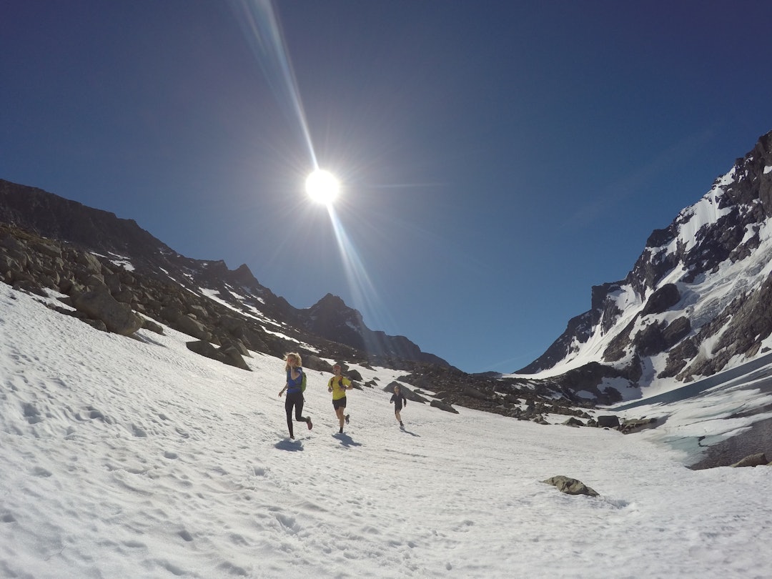 SOMMERSNØ: Lett jogg over fonna. Foto: Privat løping på sommersnø