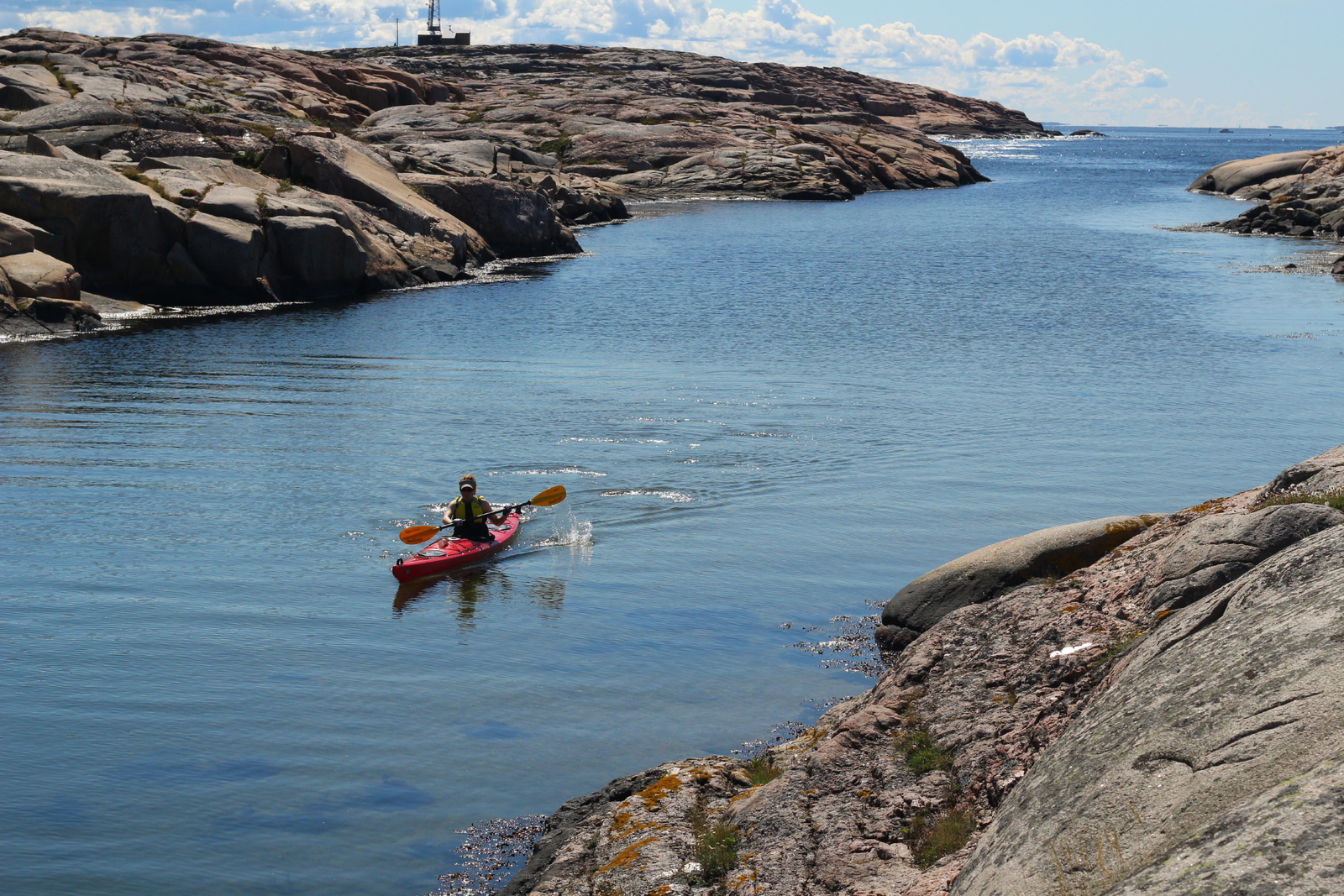 hvaler rundt med kajakk og sovepose