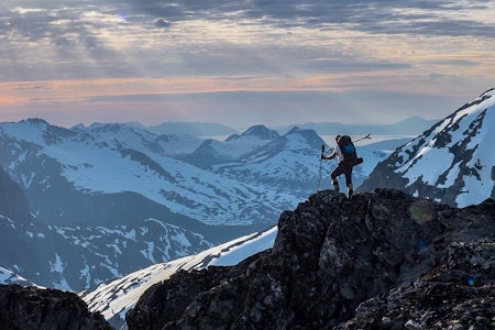 DA TROLLSTIGEN ÅPNET: Første gang at jeg prøvde å overnatte på Alnestinden var for fire år siden. Men da var jeg ikke like godt forberedt. Her er klokka 20:53 fra toppen av Alnestind. Foto: Rob Buist Alnestinden i Romsdalen, foto rob buist